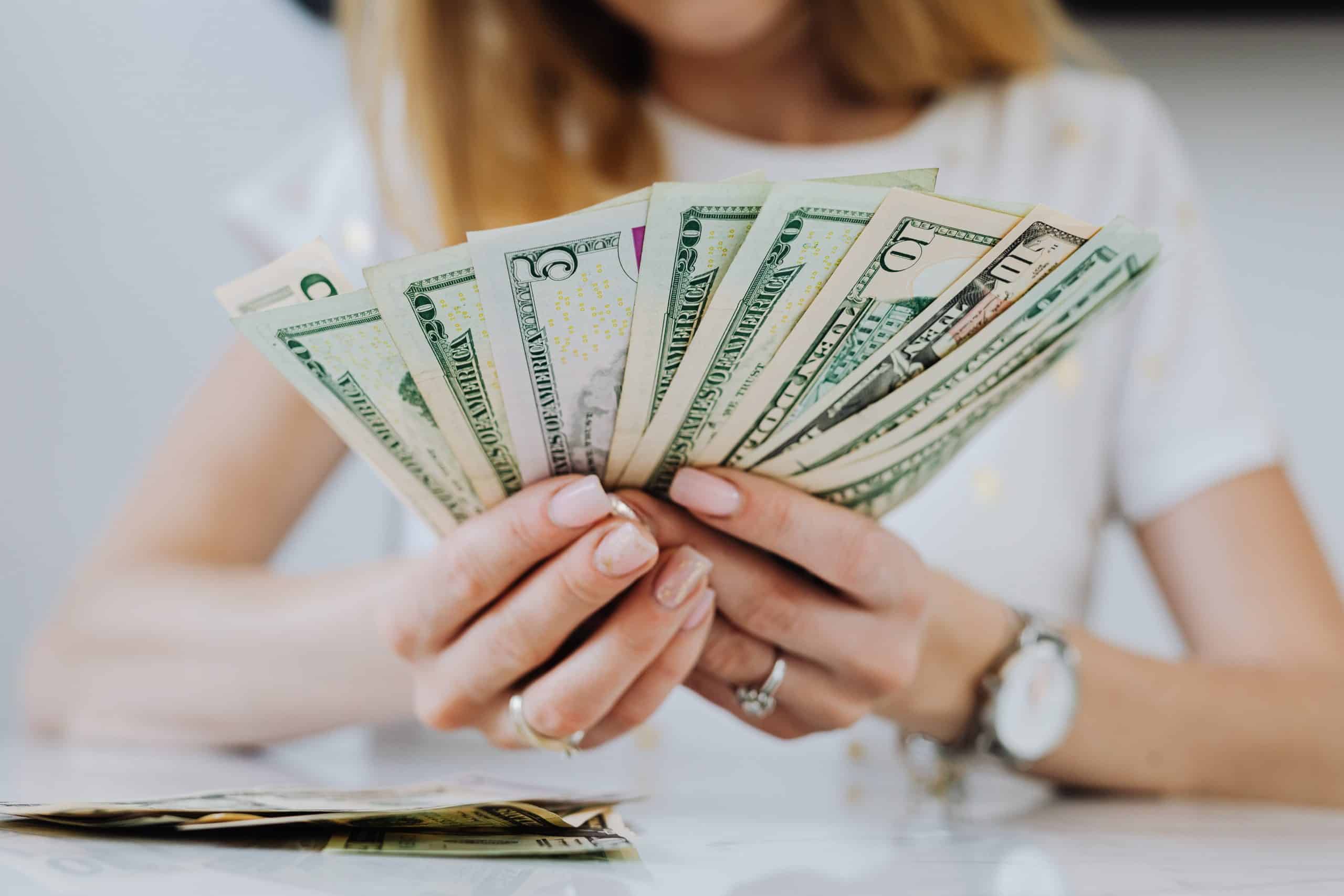 La donna conta i dollari: ma quanto vale il dollaro