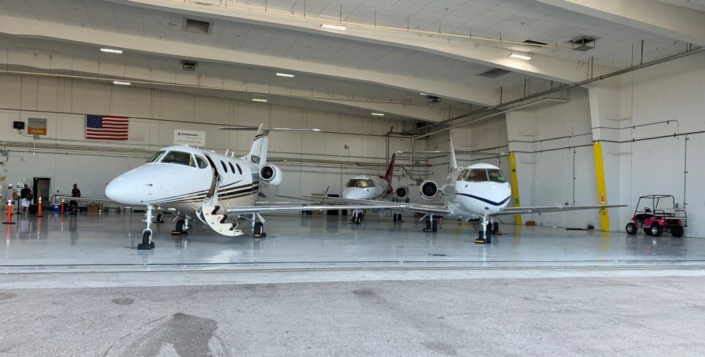  A seconda della posizione dell'hangar, l'affitto di un hangar privato costerà circa $ 3.000 al mese.