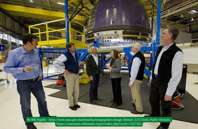 Bezos con rappresentanti della Nasa ispeziona il Blue Origin