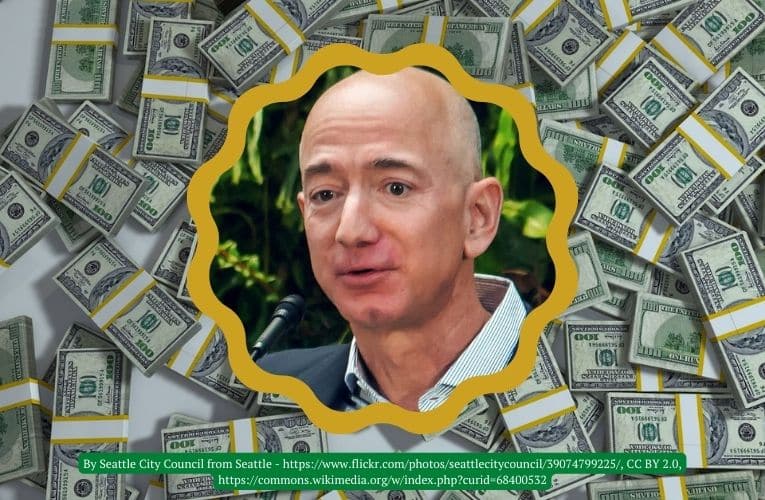 Jeff Bezos in un controrno di dollari