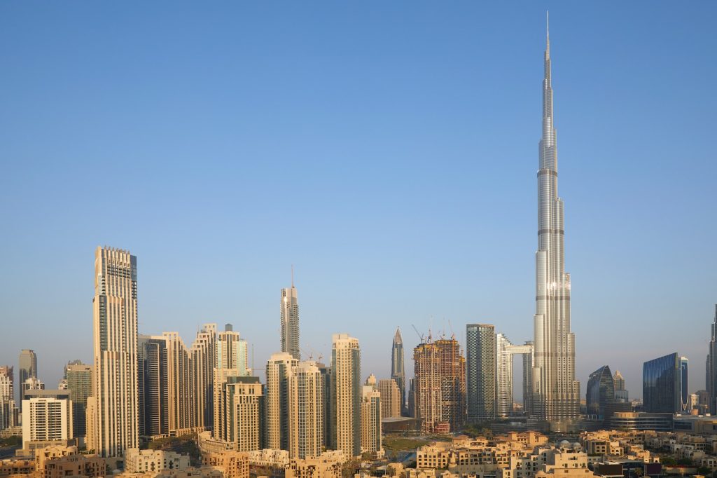 Grattacielo Burj Khalifa e vista sulla città di Dubai in una mattinata di sole