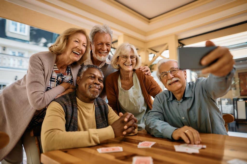 Anziani allegri che si divertono a fare un selfie nella comunità di pensionati.