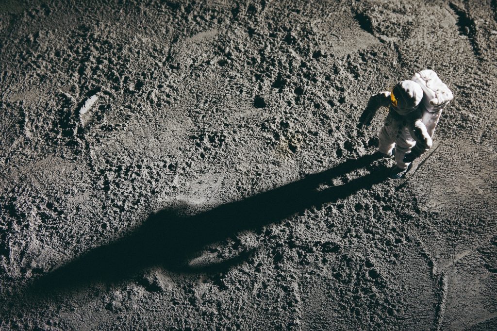 Astronauta che cammina sulla luna