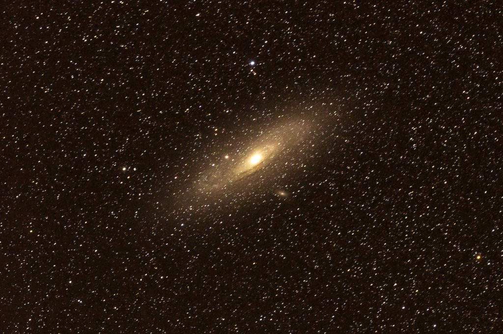 La galassia di Andromeda che dista 2,5 milioni di anni luce dalla terra, concetto di astronomia