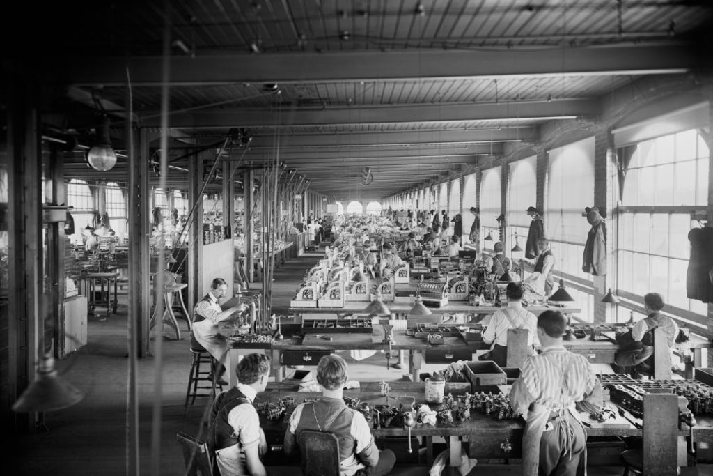 Lavoratori in un cantiere navale all'inizio del secolo