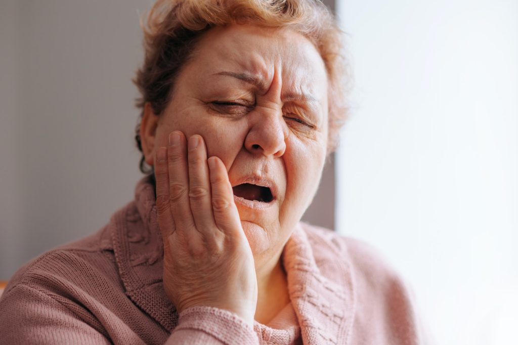 Donna col mal di denti
