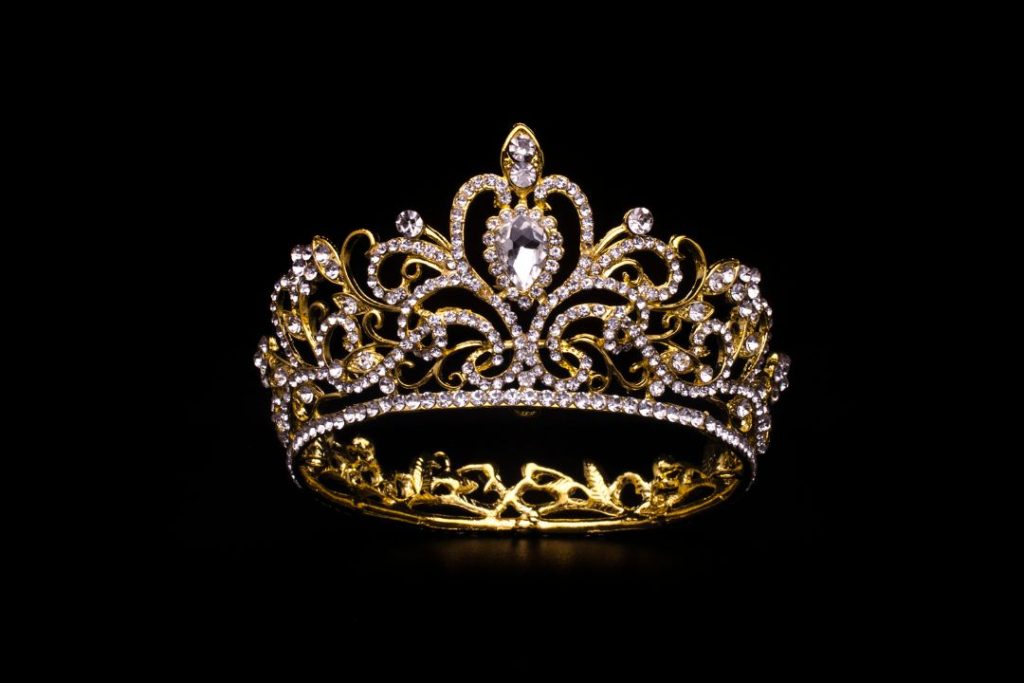 corona reale con diamanti